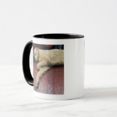 Standardpudel, der auf Boden schläft Tasse (Vorderseite Links)