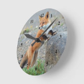Standing Red Fox Runde Wanduhr (Winkel)