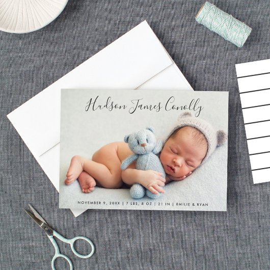 Standout Name Modern Script Baby Boy Foto Birth Ankündigung