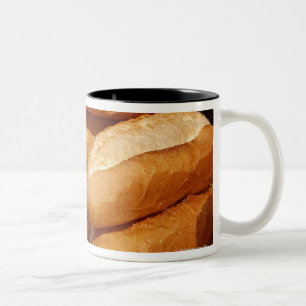 Stangenbrot, Brot, für Verkauf in der Straße dur Zweifarbige Tasse