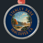 Stanley Park Vancouver Canada Retro Distressed Art Ornament Aus Metall<br><div class="desc">Stanley Park im Stil der Vektorkunst. Als Vancouvers erster Park mit seinen blühenden Gärten,  unberührten Küstengebieten und rund 500.000 Zedern-,  Tannen- und Häuserbäumen.</div>