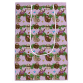 Stanley Sloth lila personalisierte Geschenktasche Mittlere Geschenktüte (Rückseite)