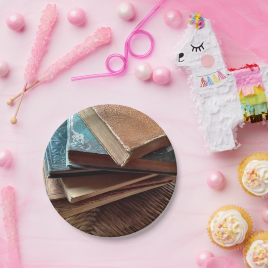 Stapel alte benutzte Bücher Pappteller (Party)