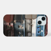 Stapel alter Koffer iPhone 15 Hülle (Rückseite (Horizontal))