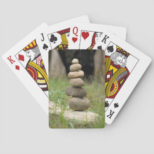 Stapel aus balancierten Felsen Spielkarten