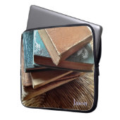 Stapel Bücher auf alter Stuhllaptophülse Laptopschutzhülle (Vorderseite Links)