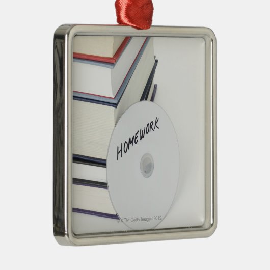 Stapel Bücher mit CD Silbernes Ornament (Rechts)