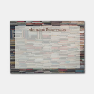 Stapel Bücher mit individuellem Namen Post-it Klebezettel