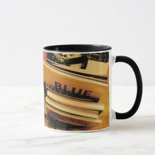 Stapel Bücher und Zeitschriften Tasse