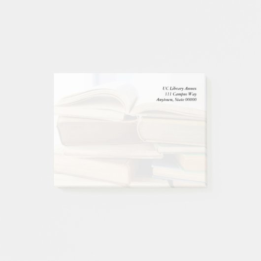 Stapel der alten Bücher, einer offen Post-it Klebezettel (Vorderseite)