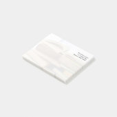 Stapel der alten Bücher, einer offen Post-it Klebezettel (angewinkelt)