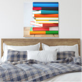 Stapel farbiger Lehrbücher Leinwanddruck (Insitu (Schlafzimmer))