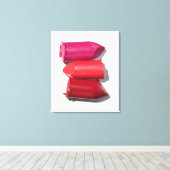 Stapel gebrochener Lippenstift Leinwanddruck (Insitu (Holzboden))