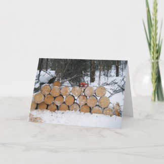 Stapel geschnittener Holzstämme Karte