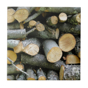 Stapel geschnittenes Brennholz Fliese