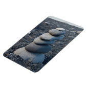 Stapel grauer Felsen am Strand Magnet (Linke Seite)