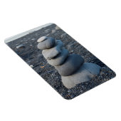 Stapel grauer Felsen am Strand Magnet (Rechte Seite)
