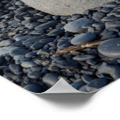 Stapel grauer Felsen am Strand Poster (Ecke)