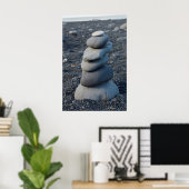 Stapel grauer Felsen am Strand Poster (Heimbüro)