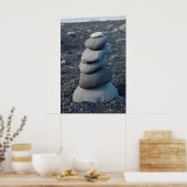 Stapel grauer Felsen am Strand Poster (Küche)