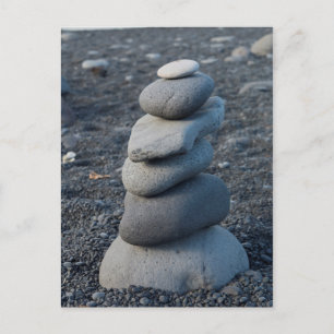 Stapel grauer Felsen am Strand Postkarte