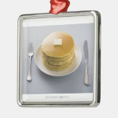 Stapel Pfannkuchen mit Butter auf einer Platte Silbernes Ornament (Links)