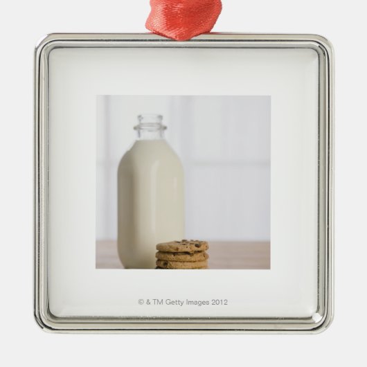 Stapel Schokoladensplitterplätzchen melken in Silbernes Ornament (Vorne)