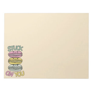 Stapel süßer Kawaii-Macarons Notizblock