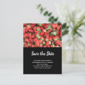 Stapel von Red Juicy Strawberries Save the Date Einladungspostkarte (Stehend Vorderseite)
