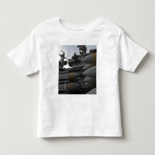 Staplungsartillerie bereit geladen zu werden kleinkind t-shirt