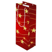 Star Adorned Ruby Red Pattern Geschenktüte Für Weinflaschen (Vorderseite Schrägansicht)