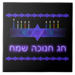 Star Bar Menorah Fliese<br><div class="desc">Ein lila und blaues Fraktal-Bild,  mit einem Magen David (Stern von David),  in der Mitte,  als Chanukkah menorah. Das Motiv wird als obere und untere Grenze wiederholt. Die Kerzen wurden angezündet. Auch der hebräische Text "Chag Chanukkah Sameach" (Happy Chanukkah) erscheint in lila leuchtendem. Alles auf einem sternigen Hintergrund.</div>