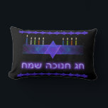 Star Bar Menorah Lendenkissen<br><div class="desc">Ein lila und blaues Fraktal-Bild,  mit einem Magen David (Stern von David),  in der Mitte,  als Chanukkah menorah. Das Motiv wird als obere und untere Grenze wiederholt. Die Kerzen wurden angezündet. "Chag Chanukkah Sameach" (Happy Chanukkah) erscheint in leuchtendem Text. Alles auf einem Hintergrund mit Sternen.</div>