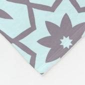 Star Blume Muster in Grau auf blass blau Fleecedecke (Ecke)