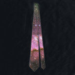 Star Cluster NGC 346 Hubble Space Krawatte<br><div class="desc">Krawatte mit Hubble-Weltraumteleskop-Foto des Sternbildergebiets NGC 346. Das ist in der Galaxie der kleinen Magellanic Cloud, etwa 210.000 Lichtjahre von der Erde entfernt. Die Gaswolken haben in diesem Bild ein rosa und lila Aussehen und sind mit vielen funkelnden Sternen bestückt. Image Credit: NASA, ESA und A. Nota (ESA/STScI, STScI/AURA) Sie...</div>