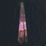 Star Cluster NGC 346 Hubble Space Krawatte<br><div class="desc">Krawatte mit Hubble-Weltraumteleskop-Foto des Sternbildergebiets NGC 346. Das ist in der Galaxie der kleinen Magellanic Cloud, etwa 210.000 Lichtjahre von der Erde entfernt. Die Gaswolken haben in diesem Bild ein rosa und lila Aussehen und sind mit vielen funkelnden Sternen bestückt. Image Credit: NASA, ESA und A. Nota (ESA/STScI, STScI/AURA) Sie...</div>