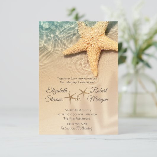 Star Fish Sand Beach Hochzeit Einladung (Stehend Vorderseite)