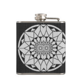 Star Mandala strickt schwarz & weiß Flachmann (Rückseite)