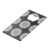 Star Mandala strickt schwarz & weiß Geldkarten Flaschenöffner (Rückseite Schrägansicht)