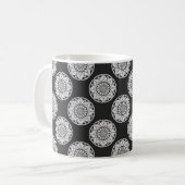 Star Mandala strickt schwarz & weiß Kaffeetasse (Vorderseite Links)