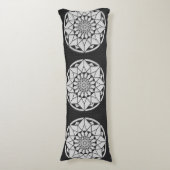 Star Mandala strickt schwarz & weiß Seitenschläferkissen (Vorderseite Vertikal)