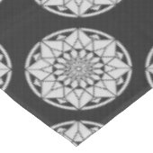 Star Mandala strickt schwarz & weiß Tischdecke (Schrägansicht)