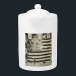 Star Spangled Banner: American Flag on Display<br><div class="desc">Die Menschenmenge drückte vorwärts, ihre Augen zeichnete zur kolossalen Fahne und dehnten sich gegen die Seite des Gebäude aus. Es war ein Anblick zu sehen, seine immense Größe, die sogar die größten Figuren in der Menge in den Schatten stellt. Die verblassten Streifen und Sterne, einst lebhaft, trugen nun die Spuren...</div>
