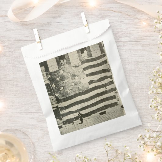 Star Spangled Banner: American Flag on Display Geschenktütchen (Ausgeschnitten)