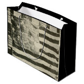 Star Spangled Banner: American Flag on Display Große Geschenktüte (Rückseite Schrägansicht)