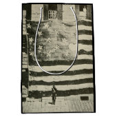 Star Spangled Banner: American Flag on Display Mittlere Geschenktüte (Vorderseite)