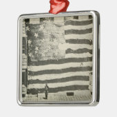 Star Spangled Banner: American Flag on Display Ornament Aus Metall (Links)