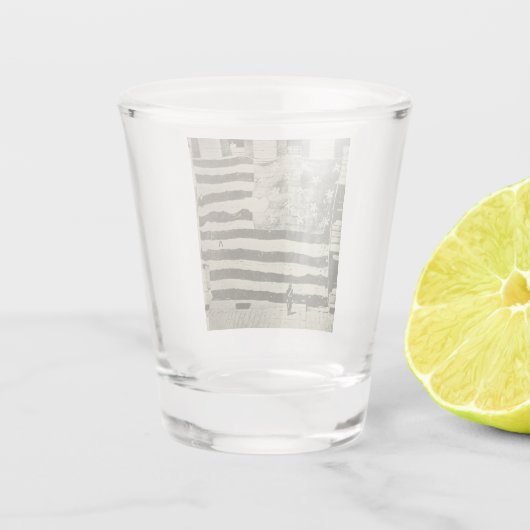 Star Spangled Banner: American Flag on Display Schnapsglas (Rückseite)