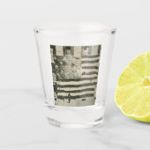 Star Spangled Banner: American Flag on Display Schnapsglas (Vorderseite)