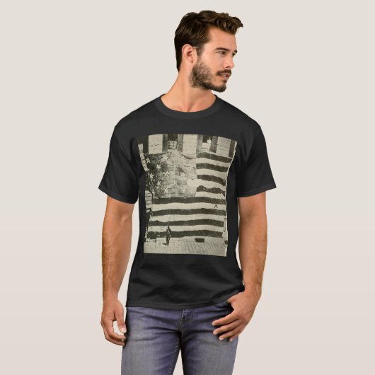 Star Spangled Banner: American Flag on Display T-Shirt (Vorne ganz)